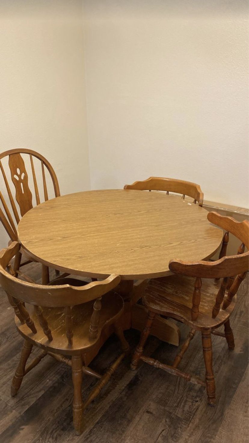 Table & 4 chairs NEED GONE TODAY