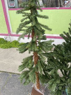 Tree By International Tree Company New Took Out Of Box For Pic.  Didnt Shap It Yet 