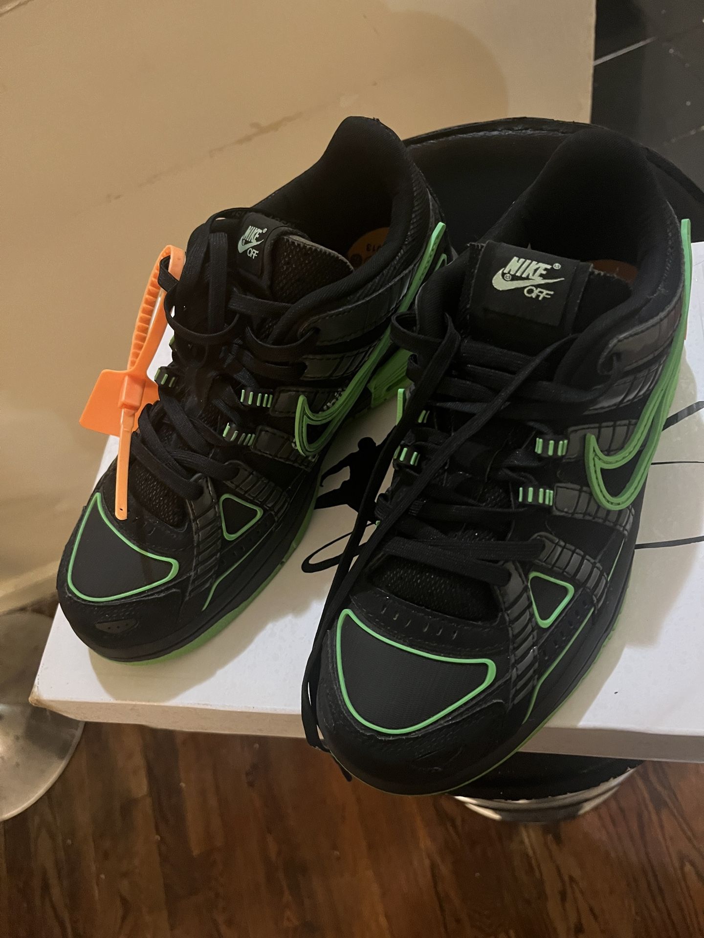 nike dunk green strike