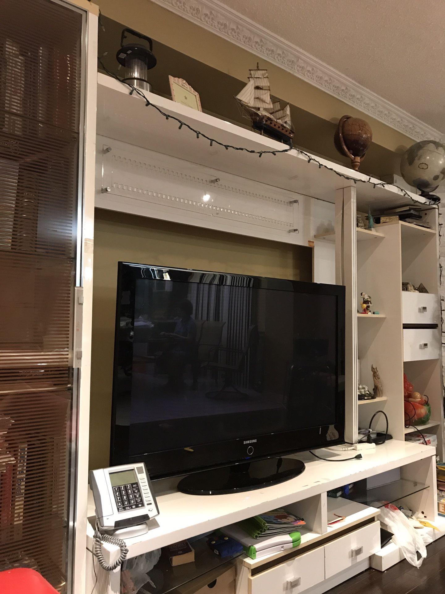 Wall unit for pick up