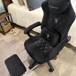Dowinx Gaming Chair (with Heated Massage) 