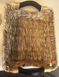 💖 Handcrafted water hyacinth woven basket with Dark rounded wooden handles