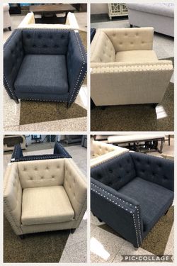 COMFY TUFTED SOFA CHAIR WITH NAILHEAD TRIM NEW