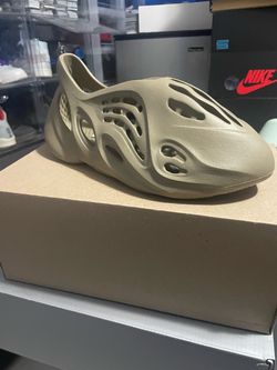 Yeezy Foam Runner Stone Taupe Size 9