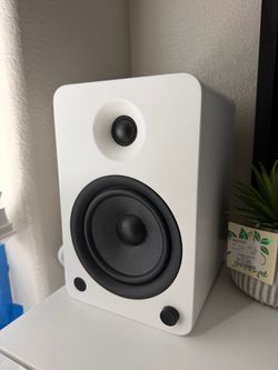 Kanto YU6 powered bookshelf speakers