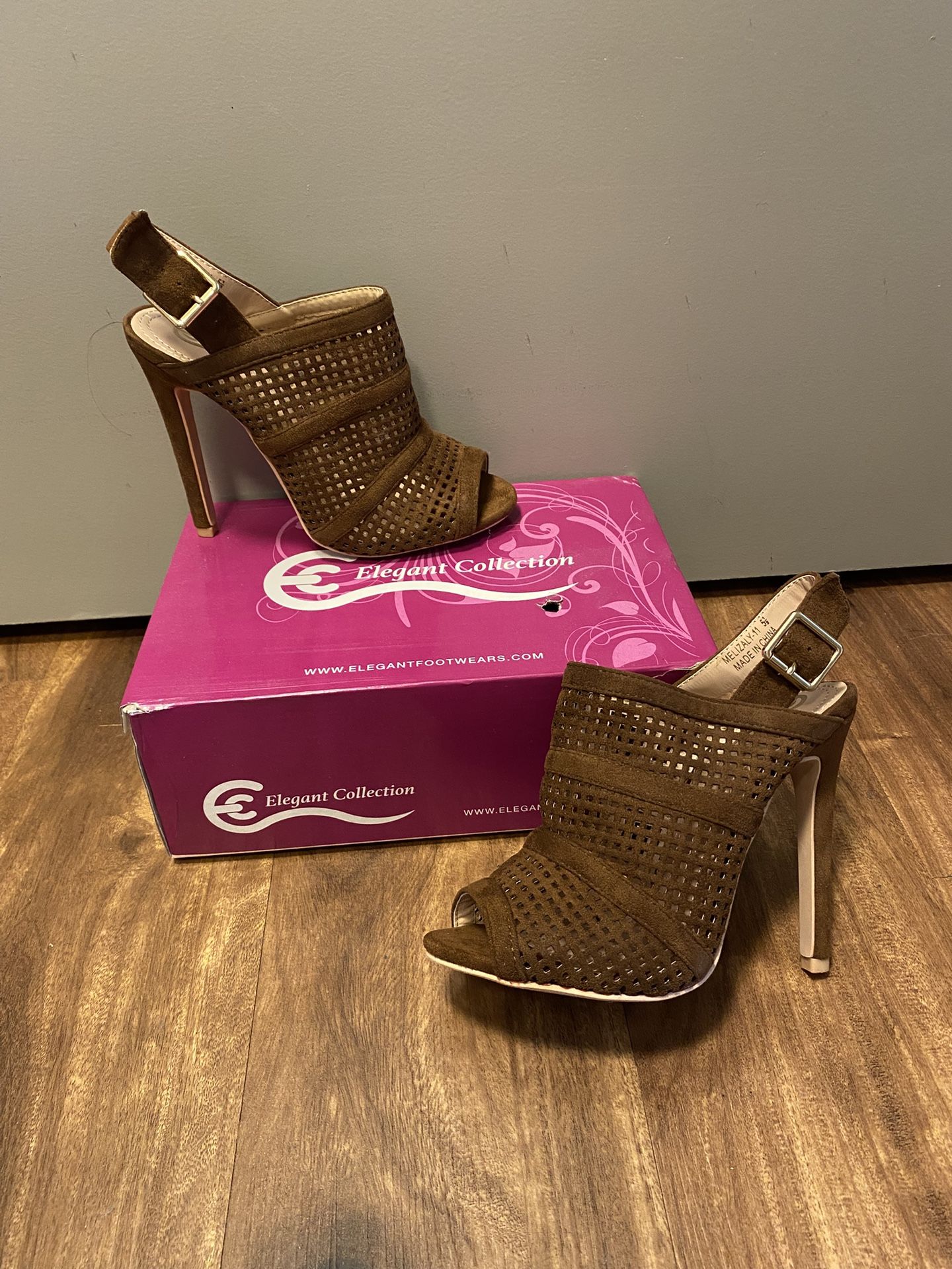 Brand New Woman’s Elegant Collection brand Brown High Heel Shoes Up for Sale
