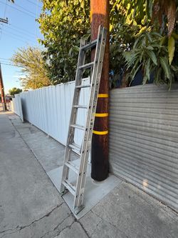 Louisville 16ft Aluminum Extension Ladder / Escalera