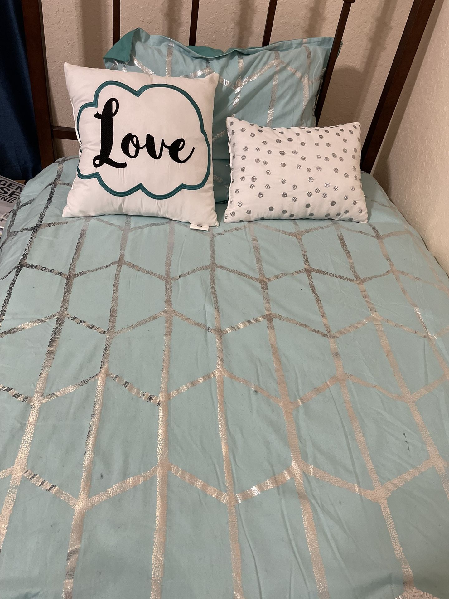 Twin size reversible bed set w/sham & 2 throw pillows seaglass green w/silver pattern