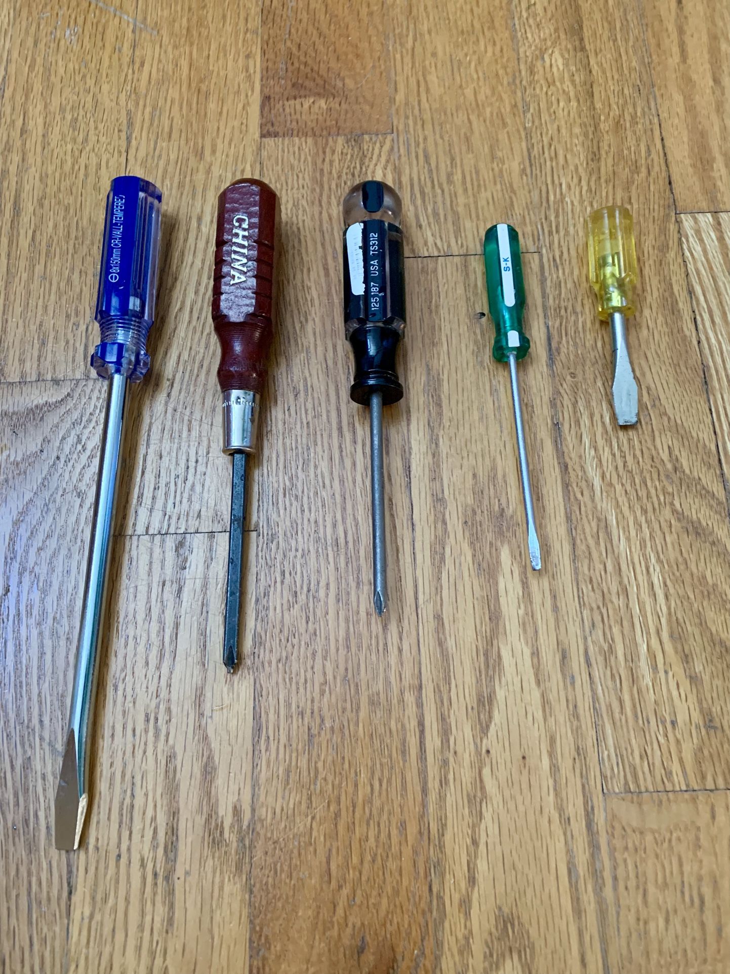 Set of 5 Screwdrivers: 3 Flathead & 2 Phillips , Craftsman Torx & S-K Tools Brands included . Good Condition