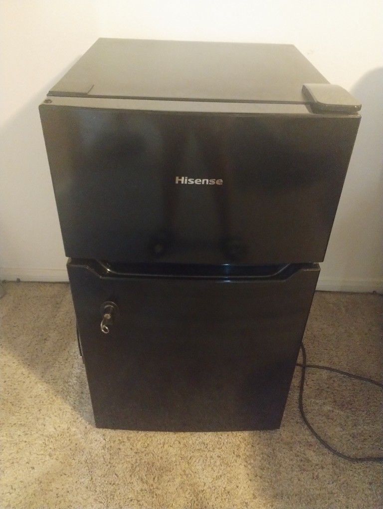Mini Fridge With Freezer On Top $90