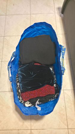 Mixed Clothing Bundle in Large Tote Bag | Bulto de ropa variada en bolsa grande