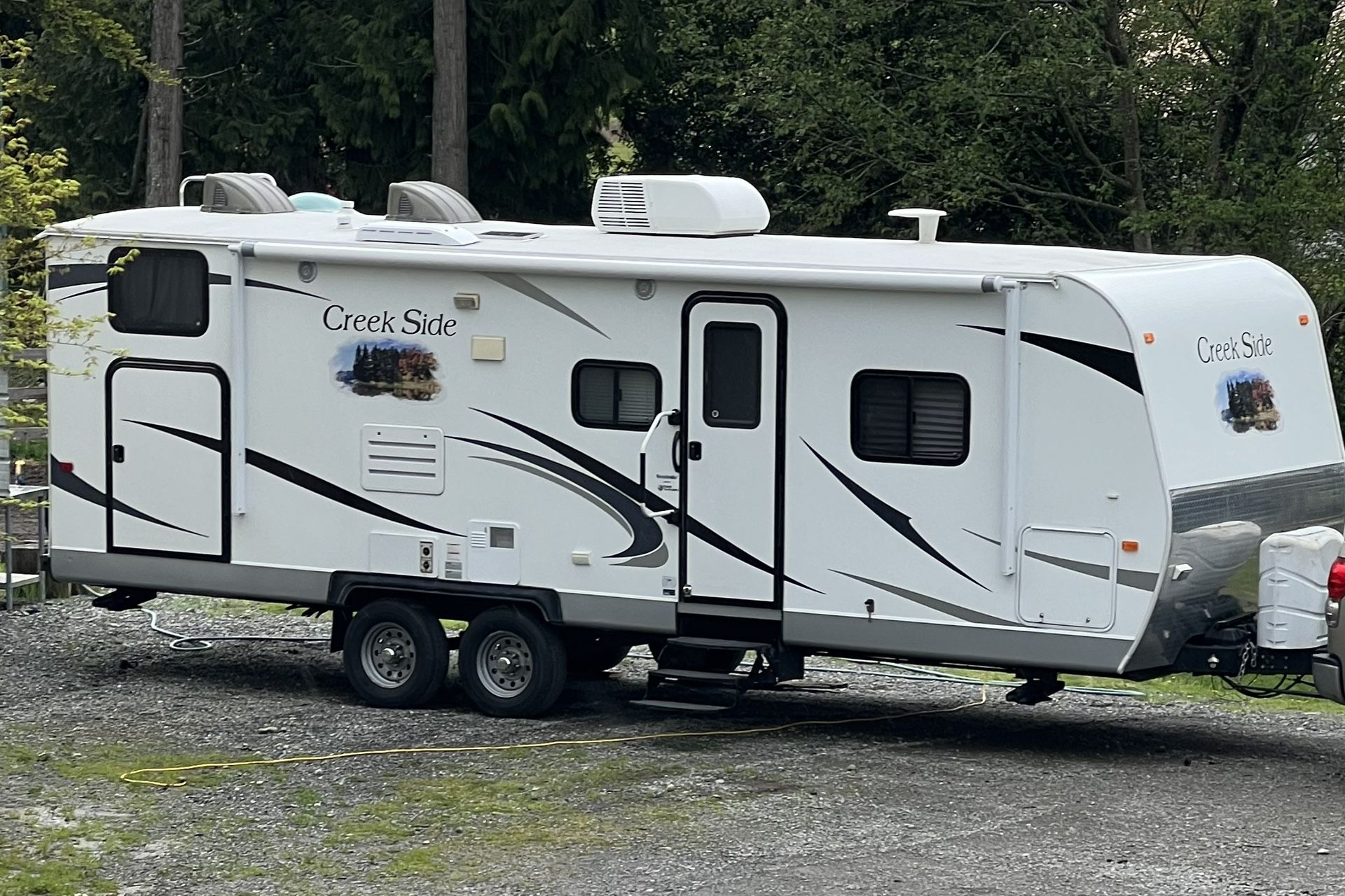Outdoors RV Creekside 26’ w/slide out