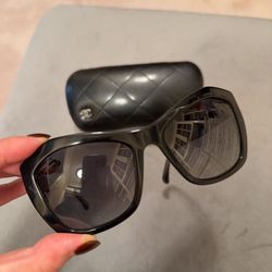 Chanel Black Oversized Sunglasses with Quilted Case – Timeless Elegance