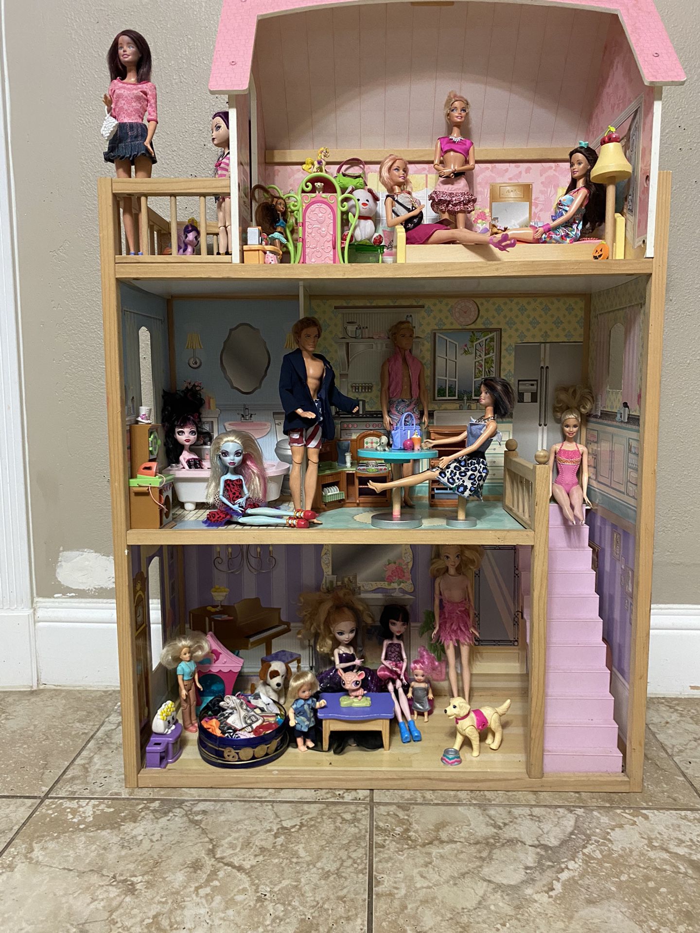 Big Doll House comes with all the Barbies & accessories. I used it when I was little but now I’m selling it , it’s in a good condition ...works good