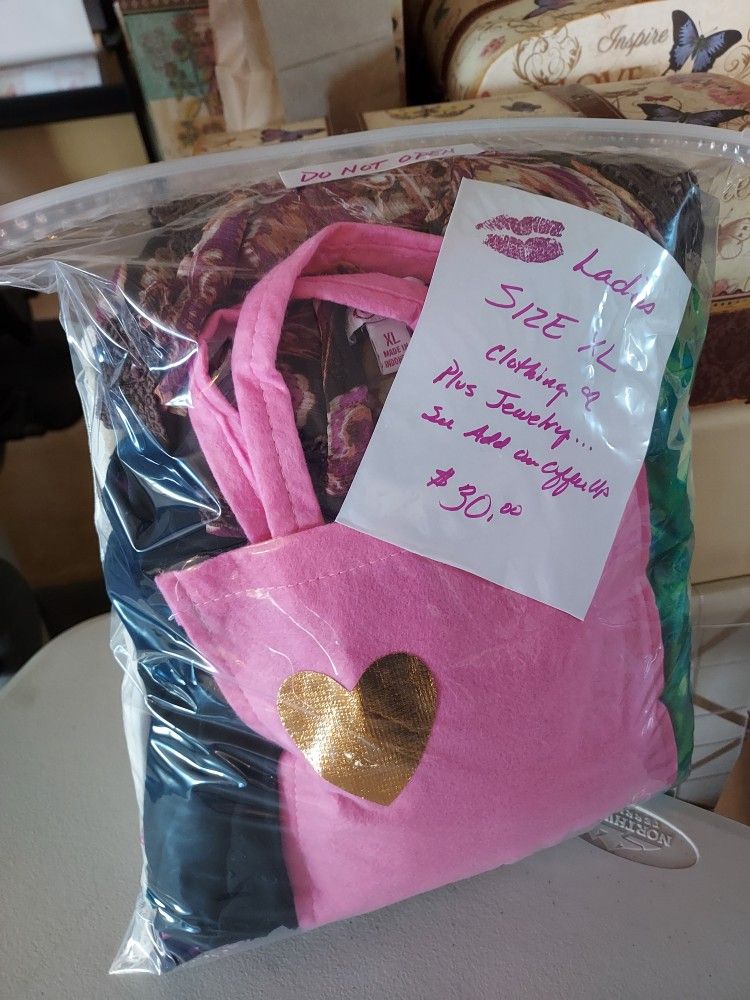 Ladies sizes to fit XL lot Contains 7 Tops & 1 Sundress PLUS some fun Jewelry
