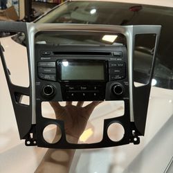 OEM infotainment CD deck for 2013 Hyundai Elantra with cover