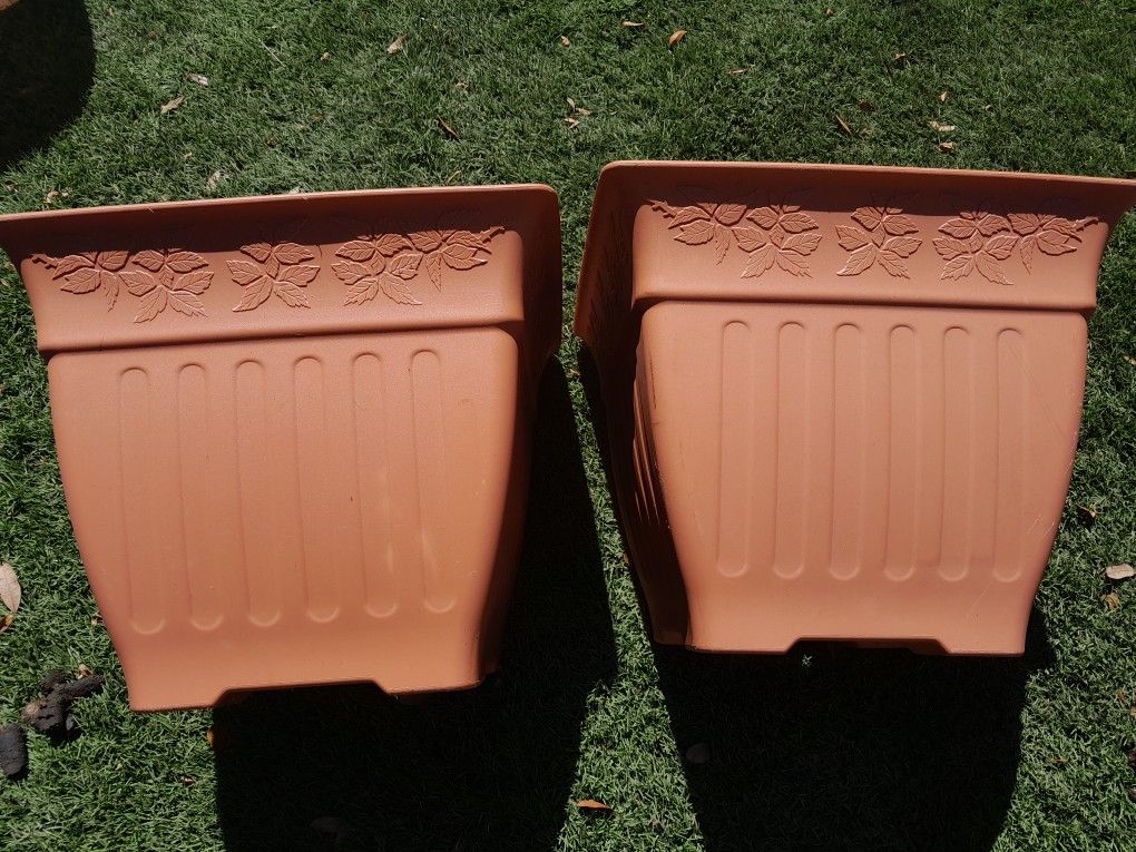 FLOWER POTS