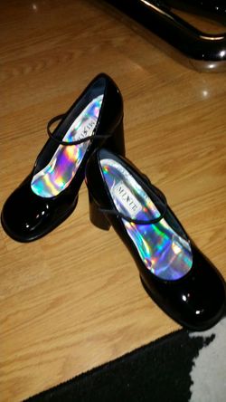 Cute Mary Jane style heels..size 6 1/2....great condition!