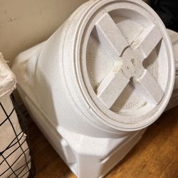 Dog food bin