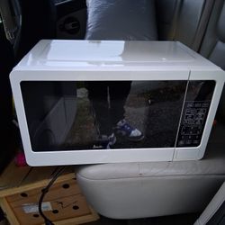 The Avanti 0.7 cu. ft. countertop microwave has the following external dimensions: approximately 10.25 in (height) × 17.75 in (width) × 13.5 in (depth