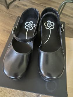 Size 41 Santa Mary Jane Clogs