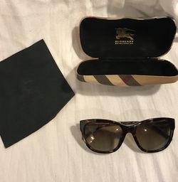 Burberry sunglasses 🕶