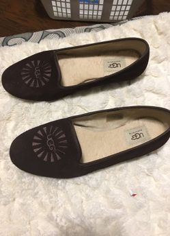 Practically brand new!! "UGG" flats