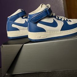 Nike Air Force 1 Mid '07 trainers in white and blue sneakers