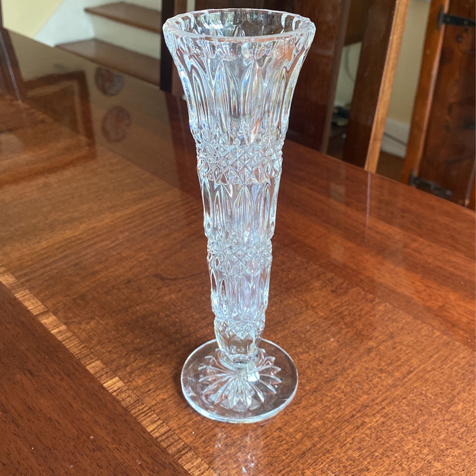 Lovely clear crystal glass 8 inch tall table vase