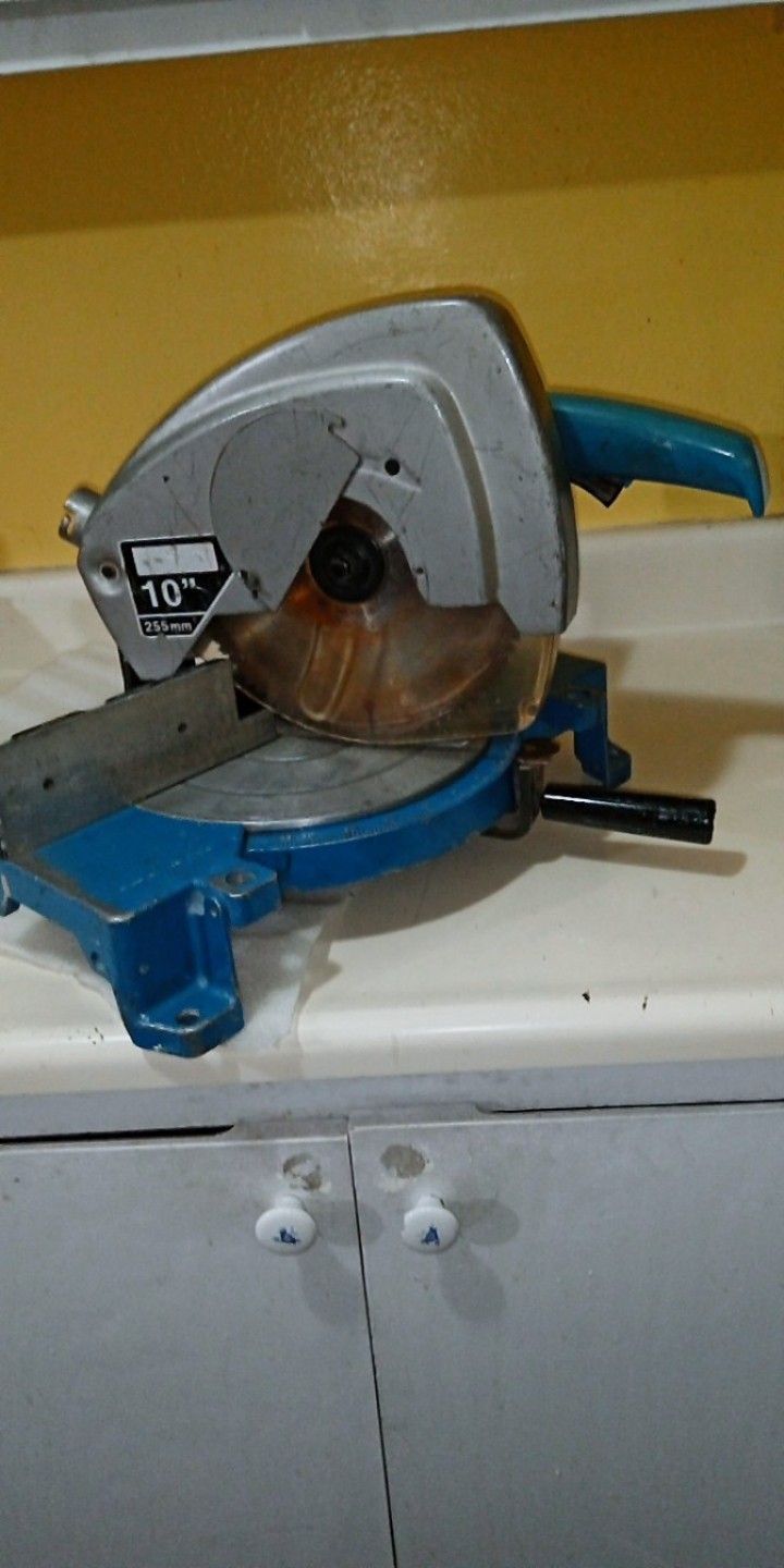 Makita 10 inch miter saw in good working condition