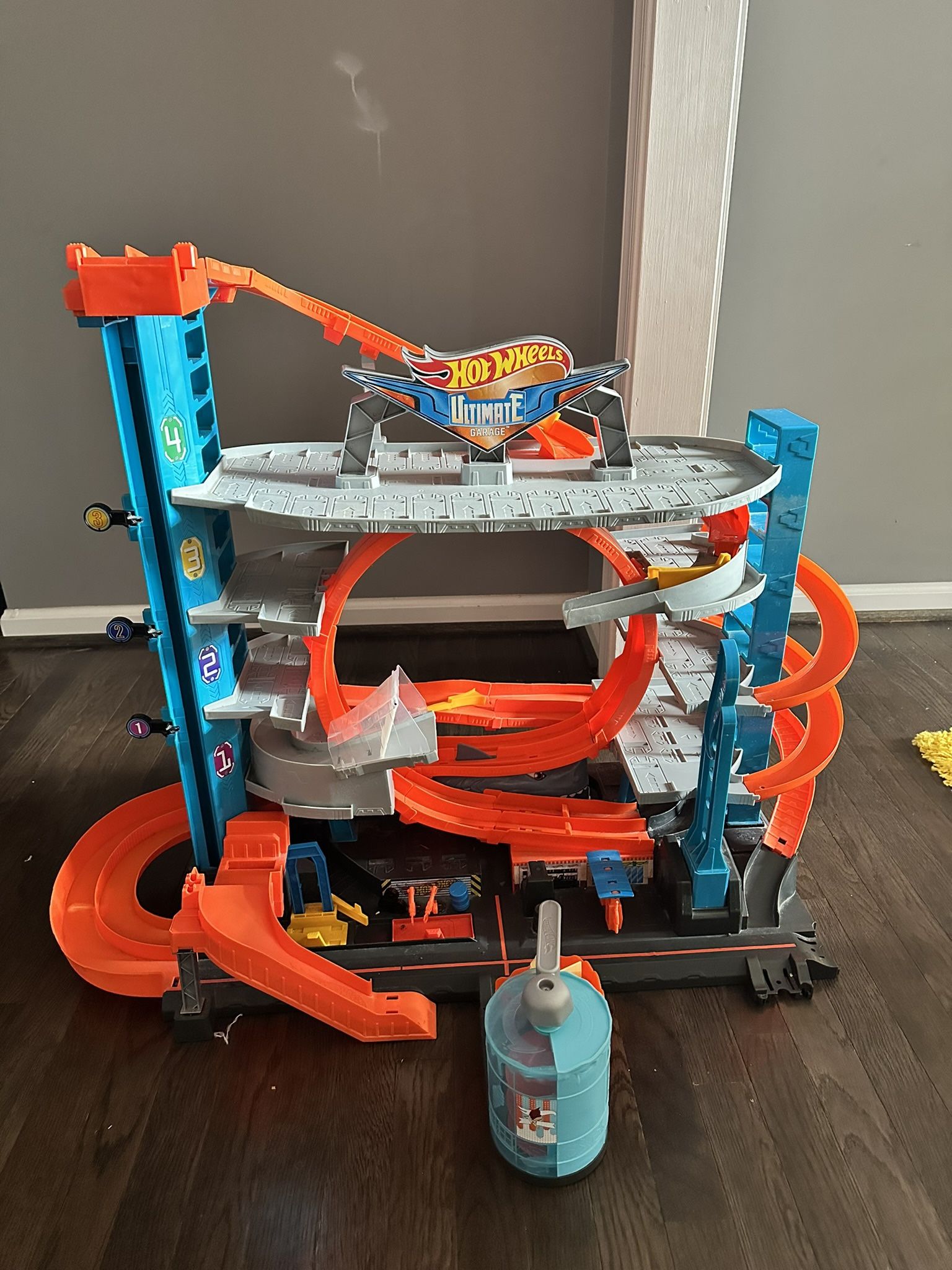 Hot Wheels Garage Shark Tower And Cars