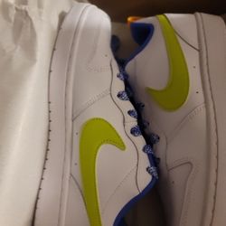 BRAND NEW NIKE WOMEN SIZE 6.5. PICK UP IN 75042