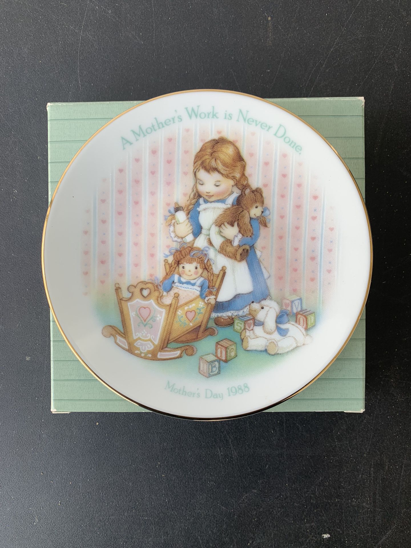 AVON "A Mother's Work Is Never Done 1988 MOTHERS DAY PLATE - NEW