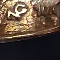 un Par de Aretes Y un anillo  de 10k  9,5g