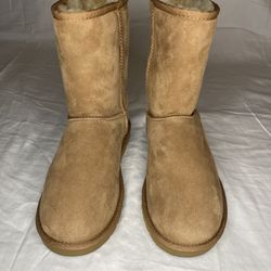 Ugg Classic Short II Size 7-7.5?