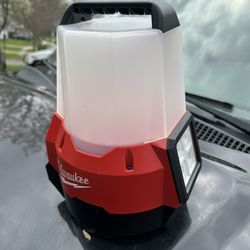 Milwaukee M18 18-Volt 2200 Lumens Cordless Radius LED Compact Site Light with Flood Mode (Tool-Only)