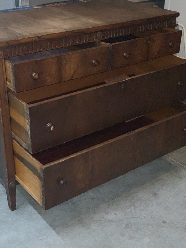 Antique Dresser. 4 Drawers.