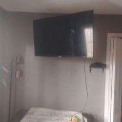 Samsung 50" 2023 Smart TV With Wall Mount