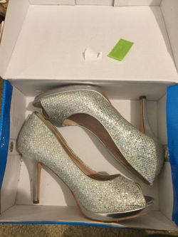 Size 81/2 worn once..great condition