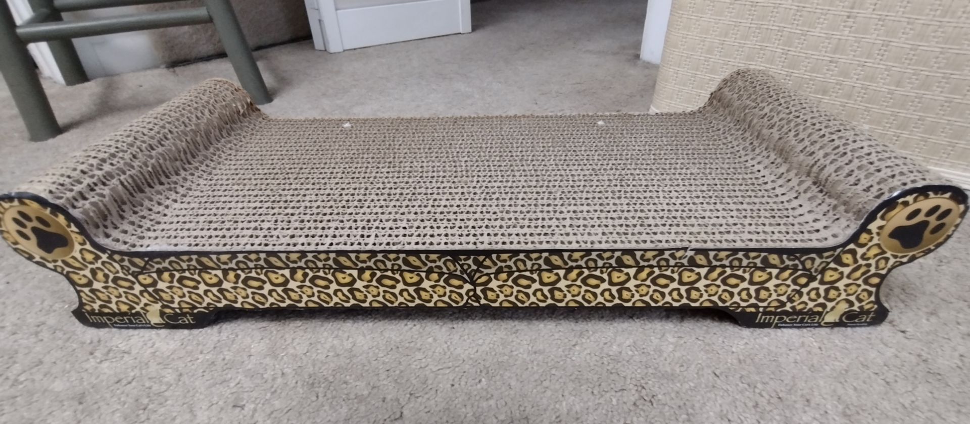 Scratching post lounger for kitty cat