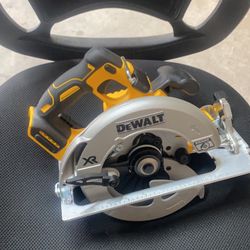 DEWALT 20-Volt MAX Cordless Brushless 7-1/4 in. Circular Saw with Power Detect Tool Only) Solo herramienta