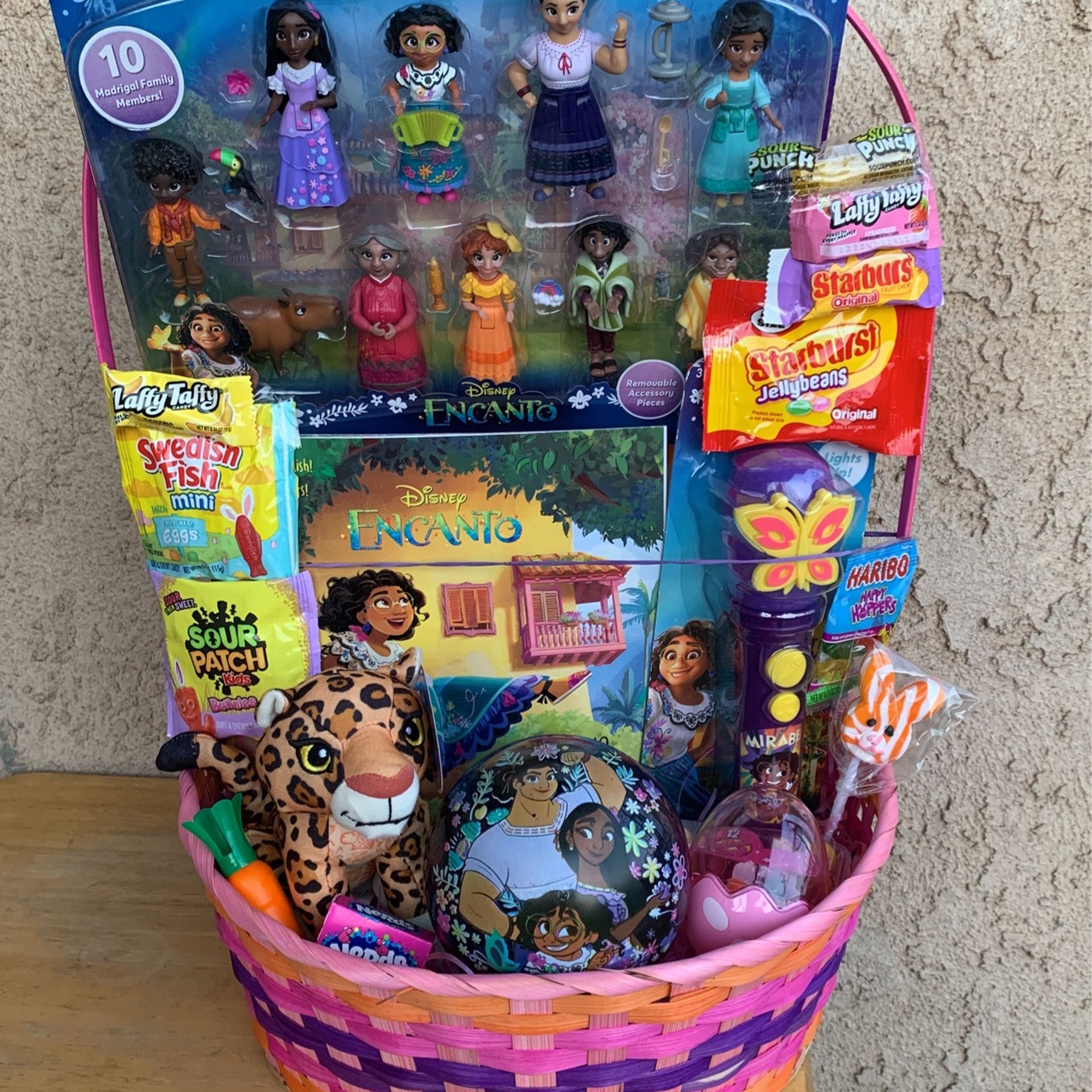 EASTER BASKET DISNEY ENCANTO 10 PIECES FIGURES INCLUDES ACCESSORIES ,ENCANTO MICROPHONE LIGHTS UP, ENCANTO BOOK, ENCANTO BOUNCE BALL AND MORE TOYS