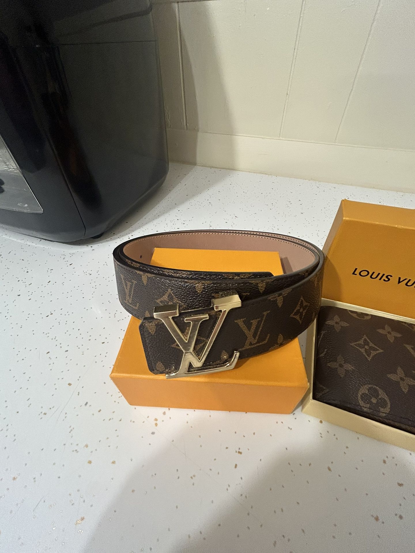 LV AND GUCCI BELTS AND WALLET for Sale in Coventry, RI - OfferUp