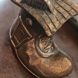 Old womann in the shoe vintage bank 