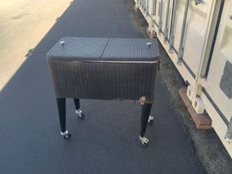 Roller cooler tall ice chest