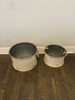 galvanized metal  tub with rope handles. 