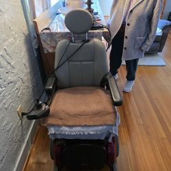 Electric Wheelchair > NEEDS BACK Wheels