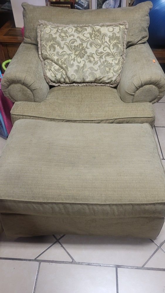 Nice Clean Longe Chair With Ottoman