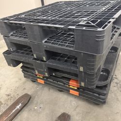 Free Plastic Pallets Must Take All