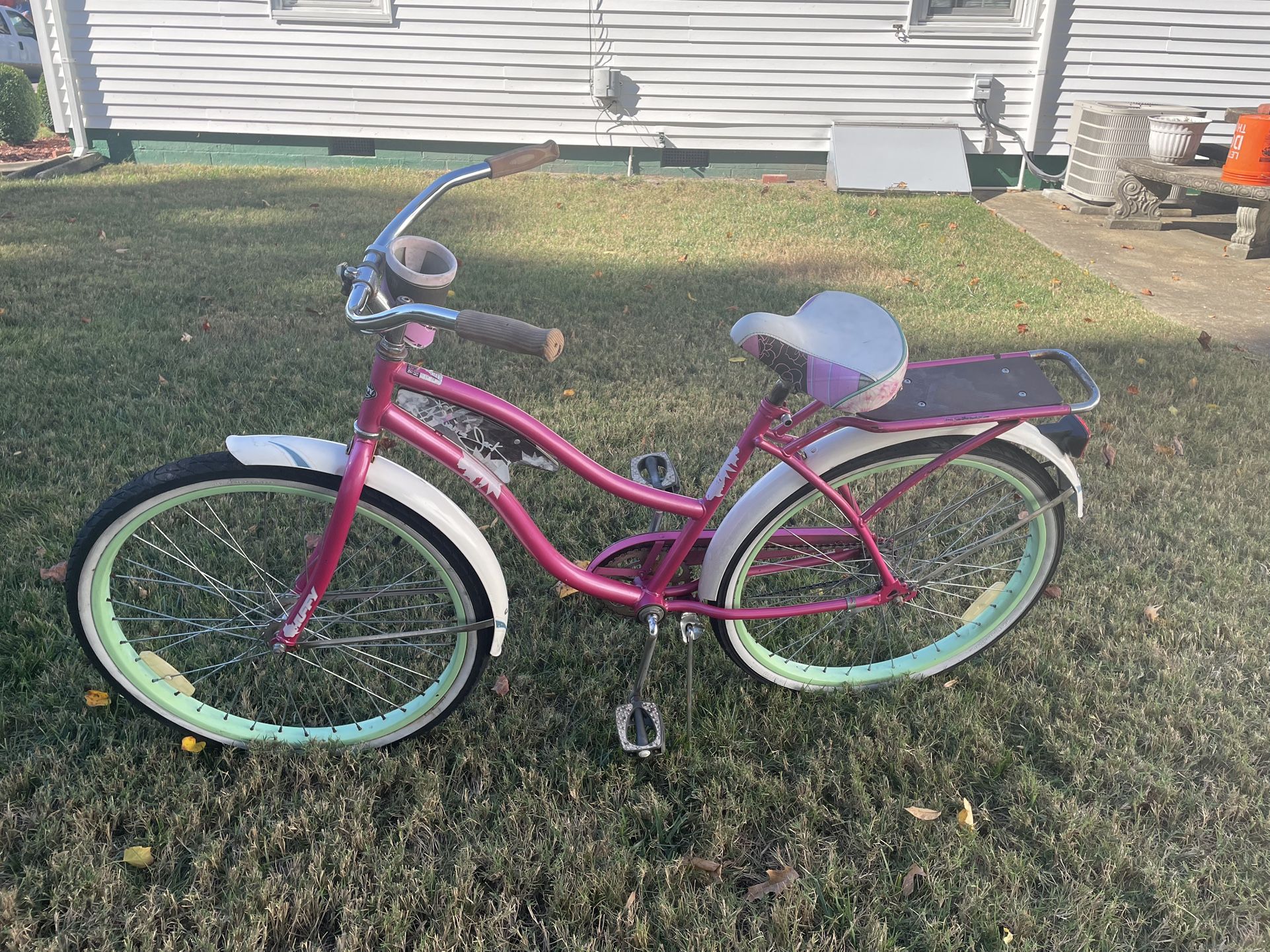 GET READY FOR SUMMER FUN!! 26” Girls, Pink, Huffy Panama Jack Beach Cruiser Bike! REMOVING FROM OfferUp ON 6/7. Only $90!